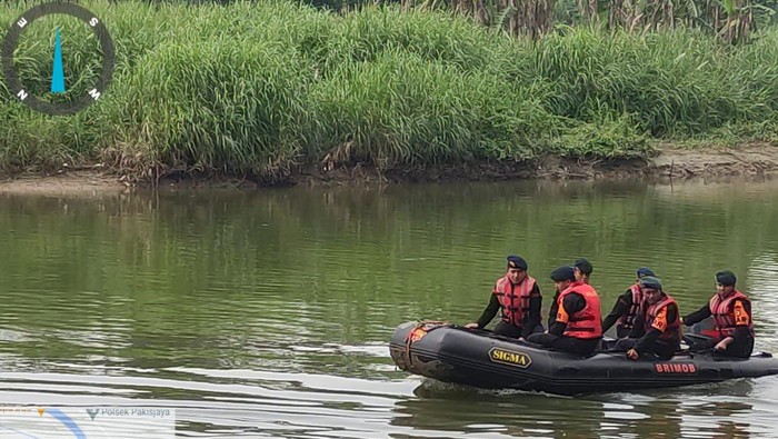 Brimob evakuasi maling nyebur ke Sungai Citarum, Bekasi