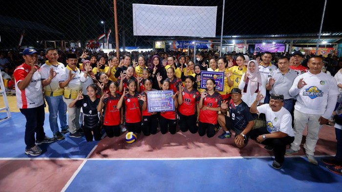 Bupati Banyuwangi Ipuk Fiestiandani saat menonton pertandingan voli antardesa