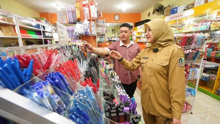 bupati ipuk beli stationery