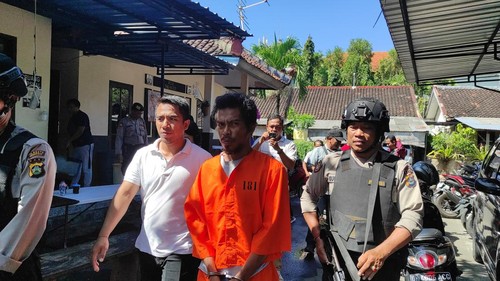 Buruh proyek pembobol toko dihadirkan saat konferensi pers di Polsek Denpasar Selatan, Rabu (7/6/2023). (I Wayan Sui Suadnyana/detikBali)