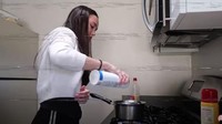Caitlin Halderman sempat tinggal di Amerika untuk kuliah. Selama di negara tersebut, Caitlin pernah masak bakso sendiri loh. Foto: Instagram @caitlinhalderman