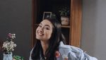 Pose Cantik Caitlin Halderman Saat Kulineran hingga Masak Bakso