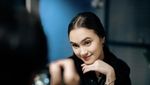 Pose Cantik Caitlin Halderman Saat Kulineran hingga Masak Bakso