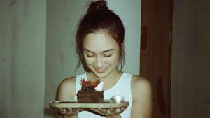 Pose Cantik Caitlin Halderman Saat Kulineran hingga Masak Bakso