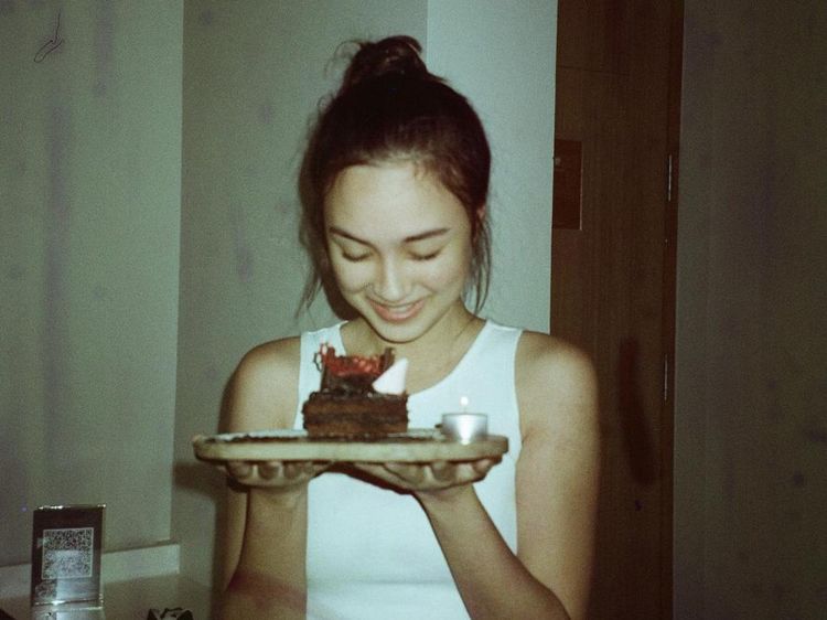 Pose Cantik Caitlin Halderman Saat Kulineran hingga Masak Bakso