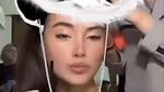 Pose Cantik Caitlin Halderman Saat Kulineran hingga Masak Bakso