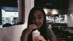 Pose Cantik Caitlin Halderman Saat Kulineran hingga Masak Bakso