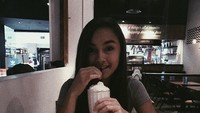 Aktris yang sedang sibuk berkarier ini sempat membagikan momen ketika ia berada di sebuah kafe untuk menikmati milkshake dan rice bowl. Foto: Instagram @caitlinhalderman