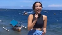 Gisel menutupi tubuhnya dengan handuk. Foto: TikTok @ilmareid