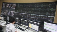 Tampak layar raksasa menunjukkan peta dan pergerakan kereta LRT yang akan beroperasi untuk umum.