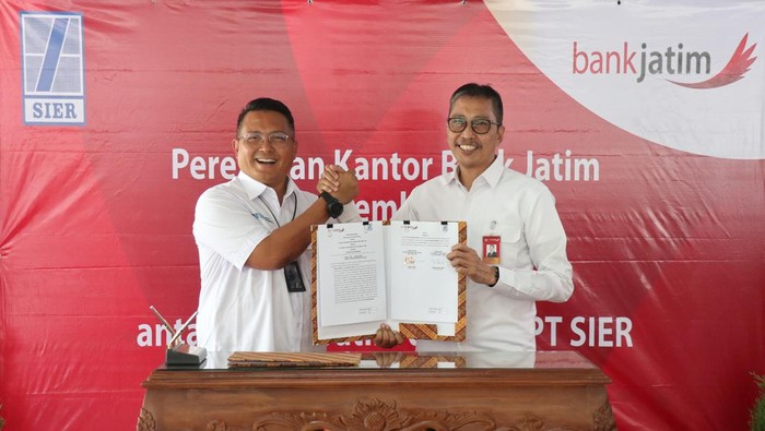 Direktur Utama Bank Jatim Busrul Iman besama Direktur Utama PT SIER Didik Prasetiyono