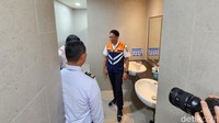 Didiek memeriksa segala detil persiapan seperti kebersihan toilet.