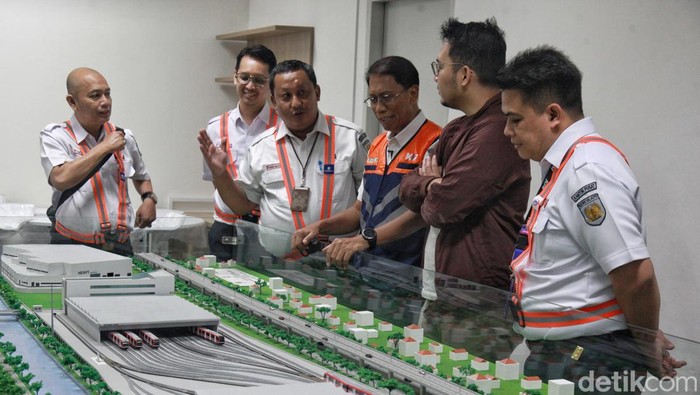 Dirut KAI Cek Kesiapan Akhir LRT Jakarta Dirut KAI Cek Kesiapan Akhir LRT Jakarta
