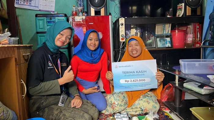 Bantuan donasi sahabat baik membantu Mama Ana, penjual kue keliling di Ciracas, Jakarta Timur mengobati nyeri di lututnya. Mama Ana mengucapkan terima kasih.
