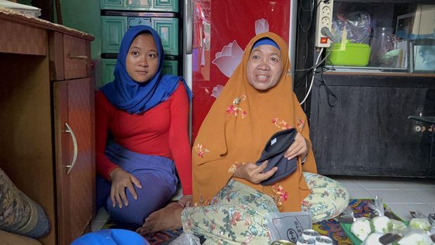 Bantuan donasi sahabat baik membantu Mama Ana, penjual kue keliling di Ciracas, Jakarta Timur mengobati nyeri di lututnya. Mama Ana mengucapkan terima kasih.