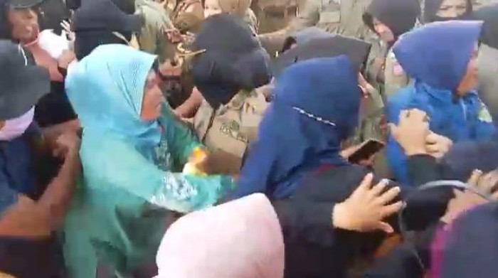 Emak-emak gruduk kantor DPRD Konawe Kepulauan tolak aktivitas tambang.