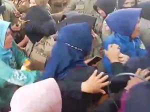 Demo Tambang Cemari Air Bersih, Emak-emak di Konkep Saling Dorong Satpol PP
