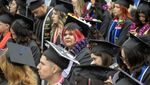 Enggak Biasa, Topi Toga di Kampus Los Angeles Penuh Gambar dan Warna