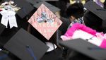 Enggak Biasa, Topi Toga di Kampus Los Angeles Penuh Gambar dan Warna