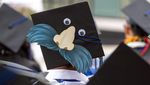 Enggak Biasa, Topi Toga di Kampus Los Angeles Penuh Gambar dan Warna