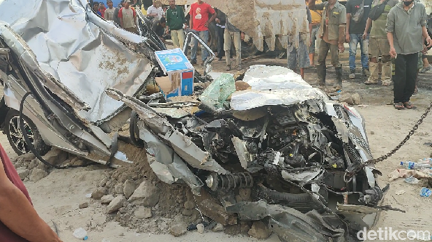 Evakuasi mobil tertimpa truk di Ngaliyan, Semarang, Rabu (7/6/2023).