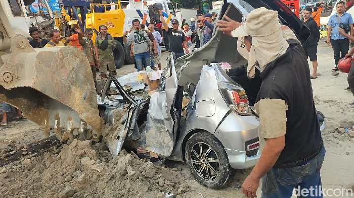 Evakuasi mobil tertimpa truk di Ngaliyan, Semarang, Rabu (7/6/2023).