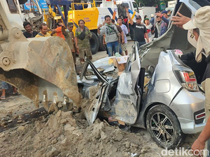 Ringsek Parah! Begini Penampakan Mobil Tertimpa Truk di Ngaliyan Semarang