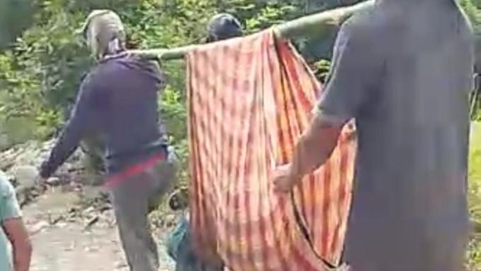 Evakuasi nenek Amah (73) dari hutan di Kesesi, Kabupaten Pekalongan, Minggu (4/6/2023).