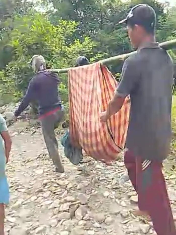 Evakuasi nenek Amah (73) dari hutan di Kesesi, Kabupaten Pekalongan, Minggu (4/6/2023).