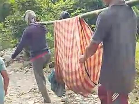 Evakuasi nenek Amah (73) dari hutan di Kesesi, Kabupaten Pekalongan, Minggu (4/6/2023).