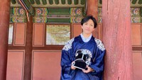 Bahkan banyak yang menyebut Ezzar mirip idol K-Pop. Foto: Instagram @indrieofficial