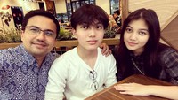Ezzar juga disebut mewarisi ketampanan sang ayah. Foto: Instagram @sahrulgunawanofficial