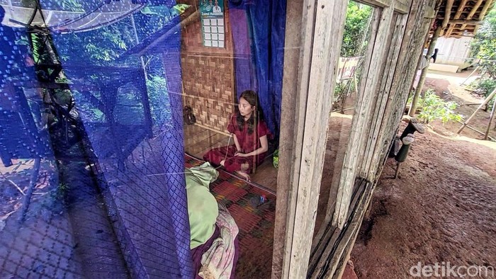 Fatma (baju merah) istri dari tersangka Gurandil di Sukabumi (Syahdan/detikJabar)