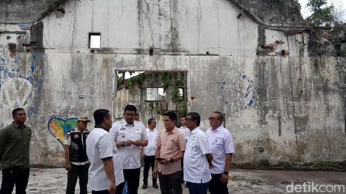 Foto: Bobby Nasution saat meninjau salah satu areal di kawasan kota tua Kesawan Medan (Nizar Aldi/detikSumut)