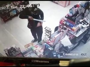 Viral! Pria Bawa Golok Rampok Minimarket di Cisarua KBB