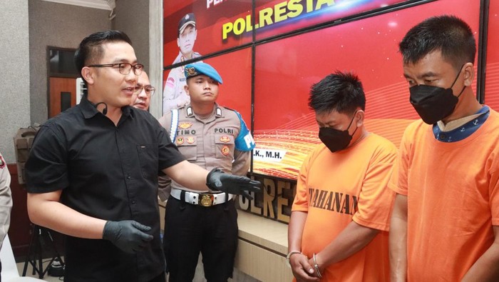 Foto: Kedua pelaku pecah kaca saat diamankan di Polresta Barelang.(Istimewa)