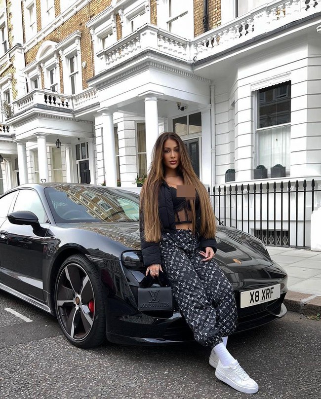 Antony sendiri sudah menikah dengan Rosilenny Batista tak lama setelah pindah dari Ajax ke MU. Bersama Rosilenny, Antony pun sudah dikaruniai seorang anak lelaki yang tinggal di Inggris bersama ibunya. Foto: Instagram Gabriela Cavallin