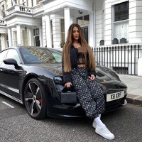 Antony sendiri sudah menikah dengan Rosilenny Batista tak lama setelah pindah dari Ajax ke MU. Bersama Rosilenny, Antony pun sudah dikaruniai seorang anak lelaki yang tinggal di Inggris bersama ibunya. Foto: Instagram Gabriela Cavallin