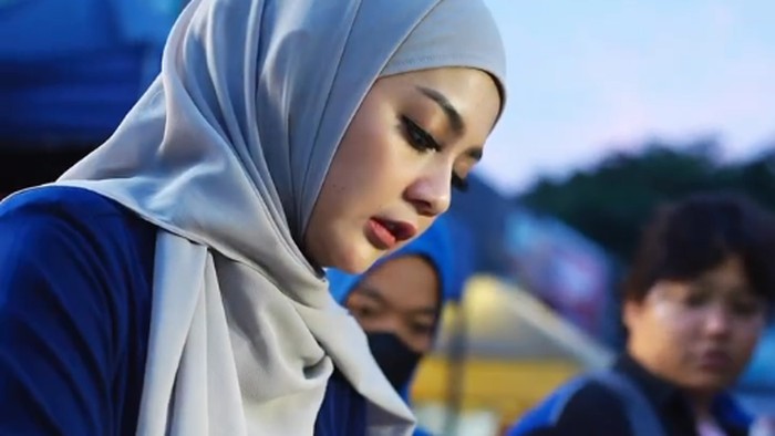 Gaya hijab Jenita Janet kini sudah mantap berhijab.