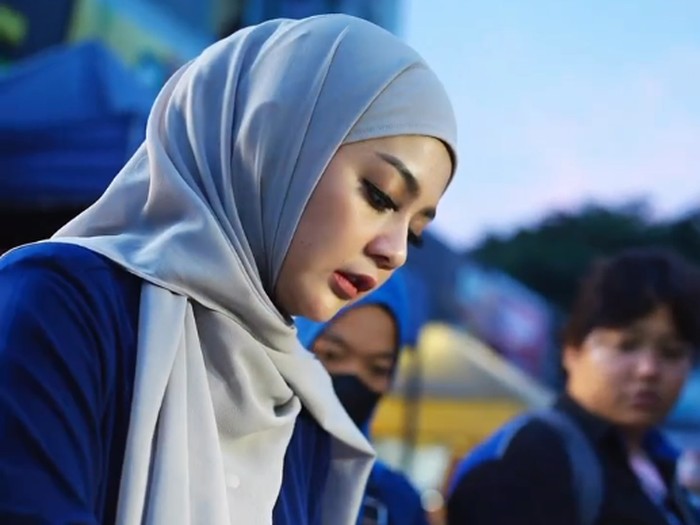 Gaya hijab Jenita Janet kini sudah mantap berhijab.