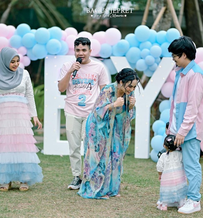 Aurel Hermansyah dan Atta Halilintar juga sempat terlihat menggelar acara gender reveal secara outdoor untuk anak keduanya. Acara gender reveal tersebut digelar secara tertutup dan hanya dihadiri pihak keluarga. Anak kedua Aurel dan Atta telah lahir pada 11 November 2023. Foto: Instagram