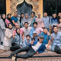Ini menjadi momen langka ketika hampir semua keluarga Atta Halilintar dan Aurel Hermansyah berkumpul. Tampak personil lengkap Gen Halilintar, Ashanty-Anang beserta Arsy dan Arsya, Krisdayanti serta kedua anak dari pernikahannya dengan Raul Lemos Amora dan Kellen, juga Azriel Hermansyah yang mengajak serta kekasihnya Sarah Menzel. Foto: Instagram