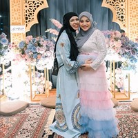 Lenggogeni Faruk, atau lebih dikenal dengan sapaan Ibu Geni, memakai gamis bermotif baroque dan tribal warna teal. Dia memadukan gamisnya dengan jilbab hitam. Foto: Instagram