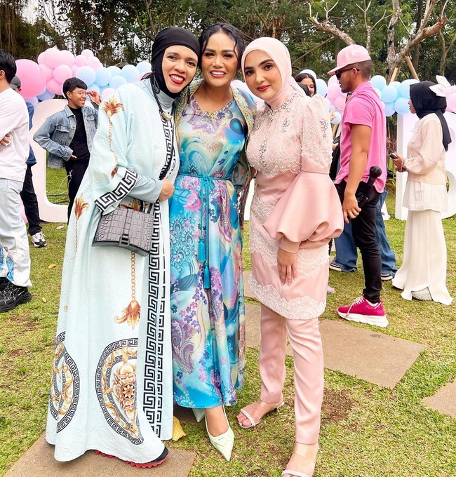 Ketiga mama dari Aurel dan Atta ikut dalam kemeriahan acara gender reveal yang digelar di kediaman mereka. baik Ashanty, Krisdayanti dan Geni Faruk menampilkan gaya busana berbeda namun tetap terlihat kompak. Foto: Instagram
