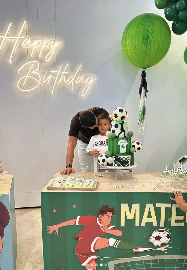 Sementara Ronaldo mendampingi Mateo. Kue Mateo berbeda dari kembarannya. Ia meniup lilin di kue bertema sepakbola. (Foto: Instagram/@georginagio)
