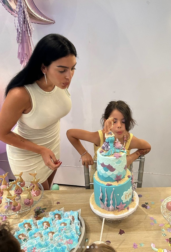 Tentu saja, momen manis itu tak dilewatkan tanpa tiup lilin bersama. Georgina menemani Eva Maria meniup kuenya yang bertema The Little Mermaid. (Foto: Instagram/@georginagio)