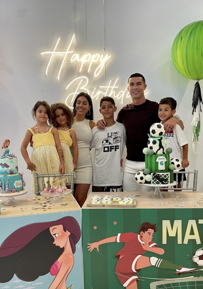 Inilah potret kebersamaan keluarga bintang sepakbola Cristiano Ronaldo dan Georgina Rodriguez di perayaan ulang tahun ke-6 anak kembar mereka, Eva Maria dan Mateo. Dalam unggahan yang dibagikan di Instagram itu, pasangan ini juga merayakannya bersama anak mereka yang lain, yakni Christiano Jr. dan Alana.  (Foto: Instagram/@georginagio)