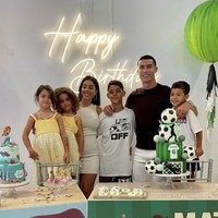 Inilah potret kebersamaan keluarga bintang sepakbola Cristiano Ronaldo dan Georgina Rodriguez di perayaan ulang tahun ke-6 anak kembar mereka, Eva Maria dan Mateo. Dalam unggahan yang dibagikan di Instagram itu, pasangan ini juga merayakannya bersama anak mereka yang lain, yakni Christiano Jr. dan Alana.  (Foto: Instagram/@georginagio)