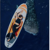 ‘Giant friends’ yang dimaksud Gisella tak lain adalah hiu paus yang ikut berpose bersamanya. Gisella tampak bergaya bersama sang hiu paus sambil berbaring di atas paddle board. Foto: Dok. Instagram @ gisel_la