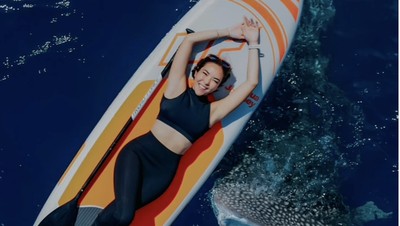 Gaya Gisella Anastasia Pose Bareng Hiu Paus di Laut Gorontalo